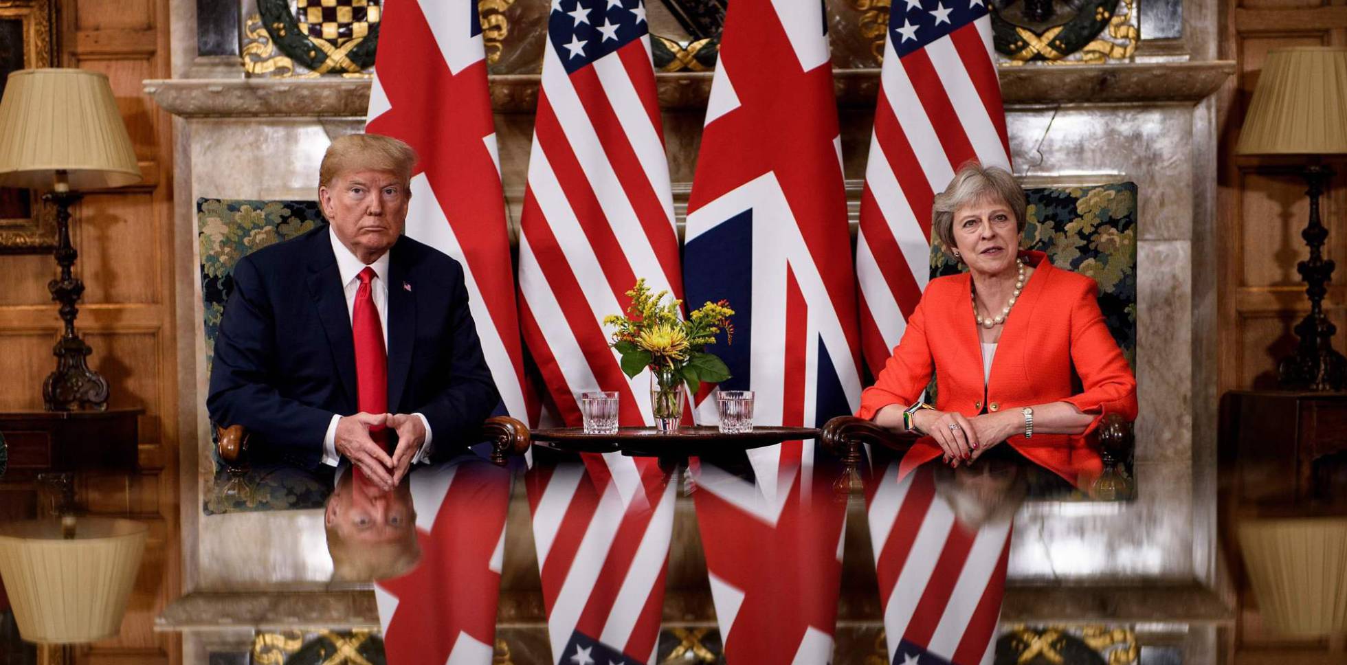 Trump visita Reino Unido entre protestas