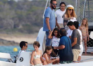 Carmen Cervera reúne en Ibiza a sus tres hijos y se deja fotografiar