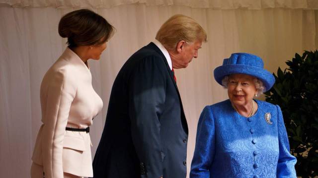 La reina Isabel II recibe a Donald y Melania Trump.