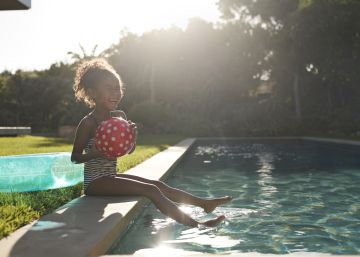 ¿Puede tu hijo bañarse en la piscina o en el mar cuando tiene otitis?