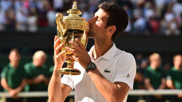 Djokovic besa el trofeo de Wimbledon.