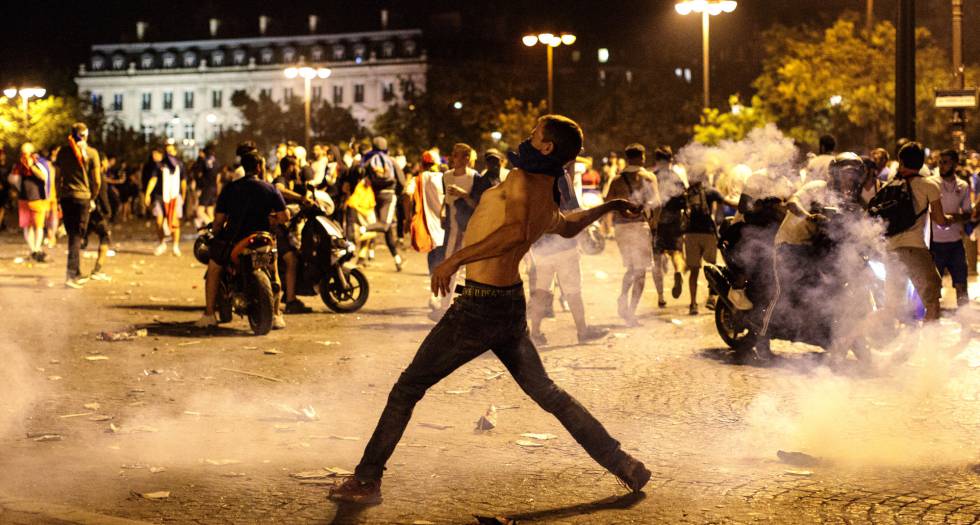 Distúrbios em Paris durante a celebração da vitória da França na Copa do Mundo, em imagens