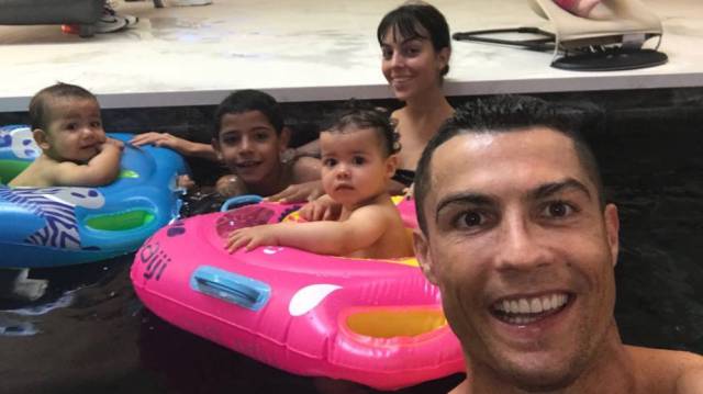 Cristiano Ronaldo junto a su familia, en junio.