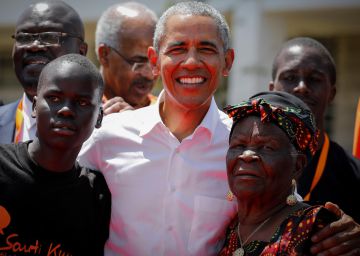 Barack Obama visita a su familia en Kenia e inaugura un centro juvenil