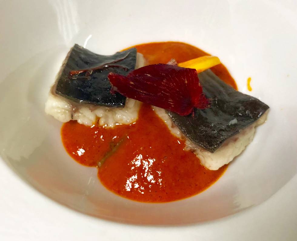 ANGUILA A LA BRASA CON SOFRITO DE PATATAS SECAS, PIEL DE ANGUILA Y ALL I PEBRE CAPEL
