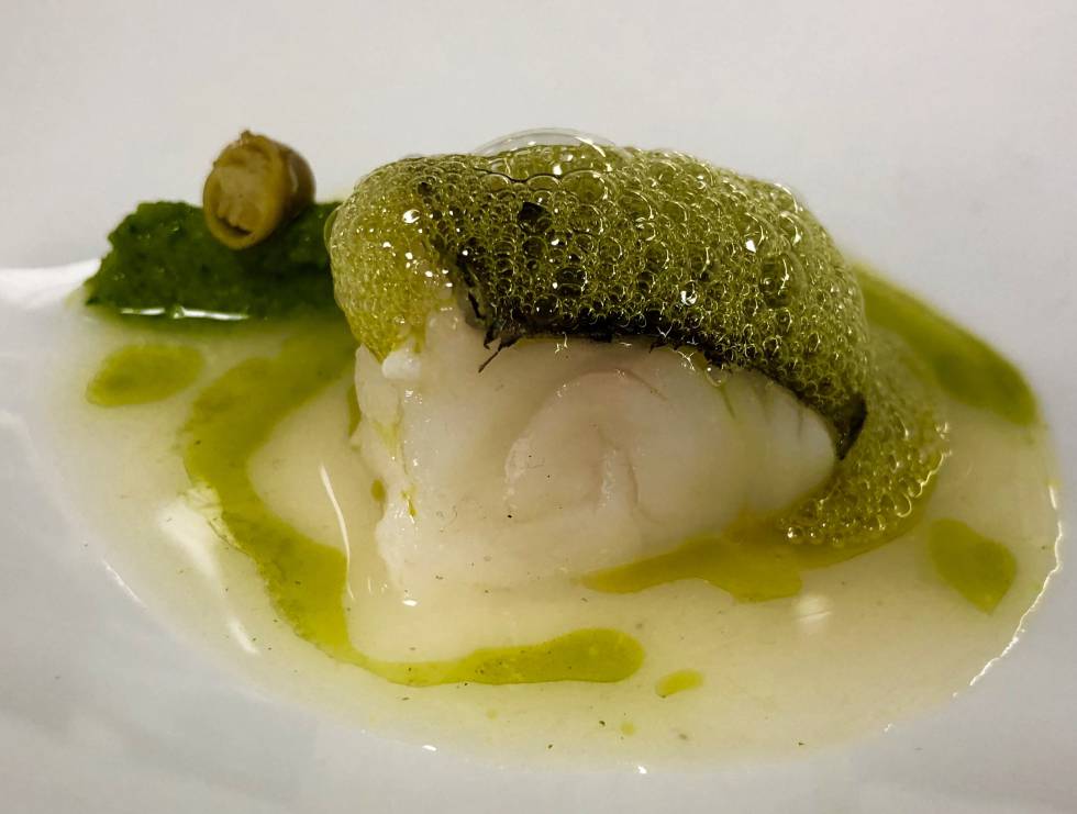 MERLUZA SEMICURADA CON JUGO DE SUS ESPINAS, PESTO DE ESPÁRRAGOS Y RÚCOLA , PIPARRAS A LA PARRILLA Y AIRE DE ACEITE DE RÚCOLA CAPEL