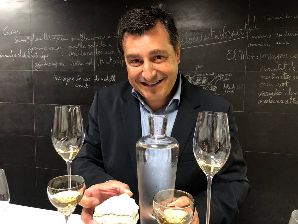 PITU ROCA, PRESENTANDO UNO DE SUS TESOROS CAPEL