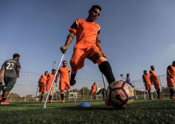Fútbol sobre muletas