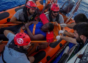 Open Arms rescata a una náufraga junto a los cadáveres de una mujer y un bebé 'abandonados' por la guardia costera libia