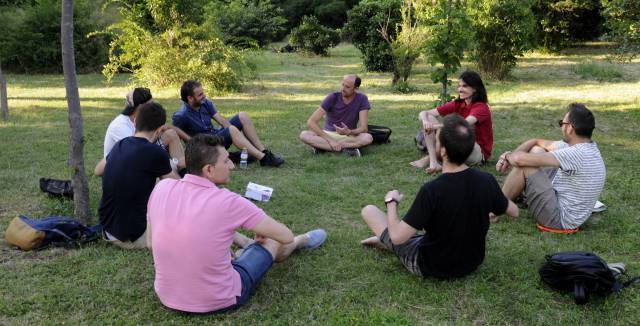 Un grupo de masculinidad en El Retiro, Madrid.