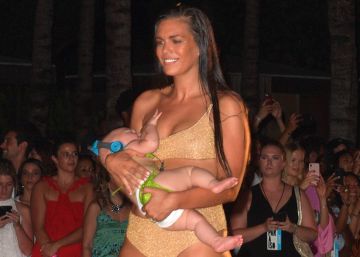 La model que dona el pit al seu nadó sobre la passarel·la