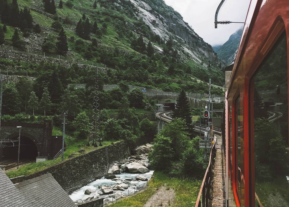Tren panorámico Glacier Express a su paso por el valle del Ródano, cantón del Valais.
