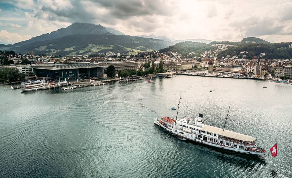 Vista aérea de la ciudad de Lucerna con el monte Pilatus al fondo, cantón de Lucerna.