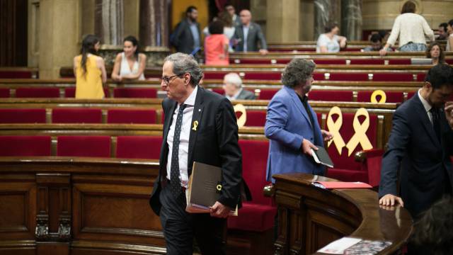 Torra abandona ayer el hemiciclo.