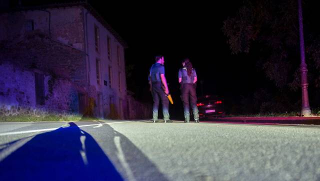 Dos agentes cortan la calle donde se atrincheró el hombre.