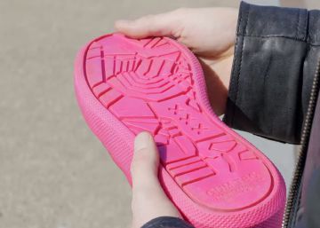 Ámsterdam crea el primer calzado hecho con chicles de la calle