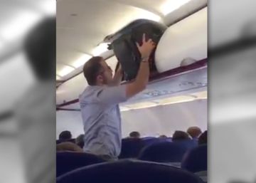 La torpeza de un pasajero de avión que arrasa en Internet