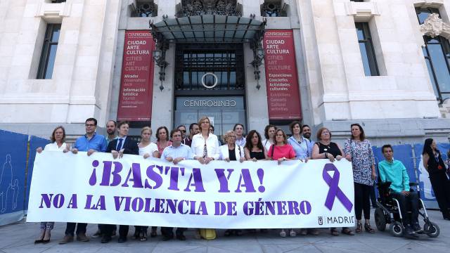 La alcaldesa de Madrid, Manuela Carmena, junto a otros concejales, en una protesta contra la violencia machista el 9 de julio.