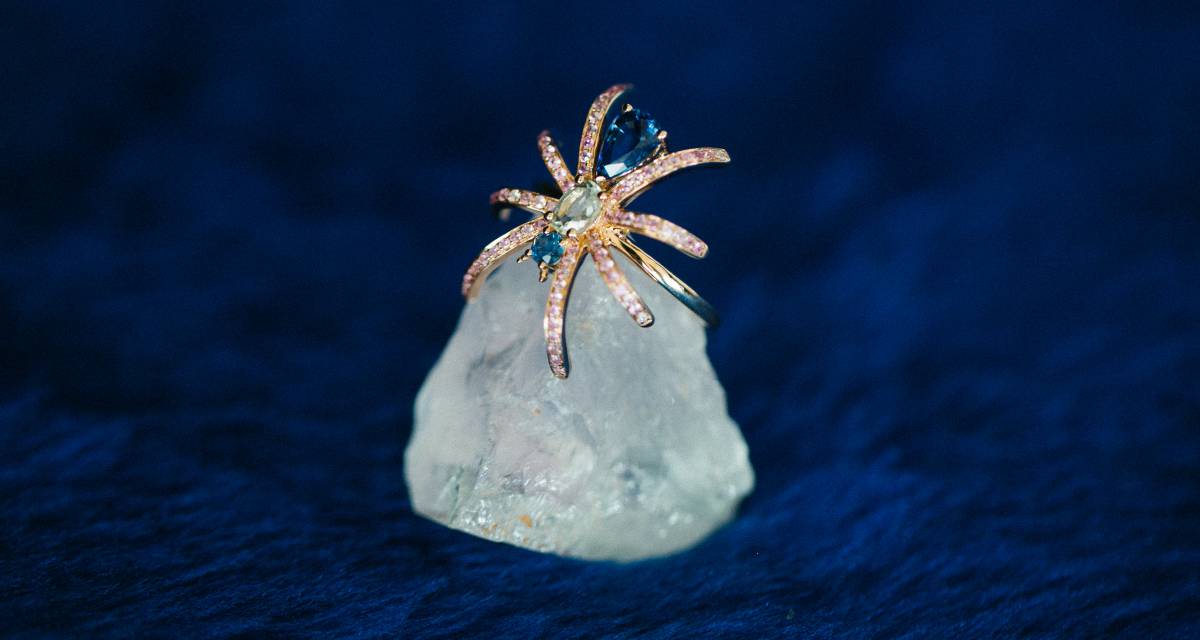 Anillo con forma de araña hecho con oro rosa de 18 quilates.