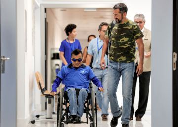 El doctor Cavadas devuelve la esperanza a un joven que estaba “partido en dos”
