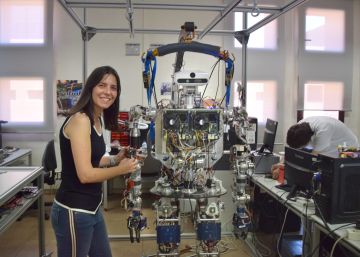 Concha Monje, una de las desarrolladores del robot humanoide TEO, en el Robotic Lab de la Universidad Carlos III de Madrid.
