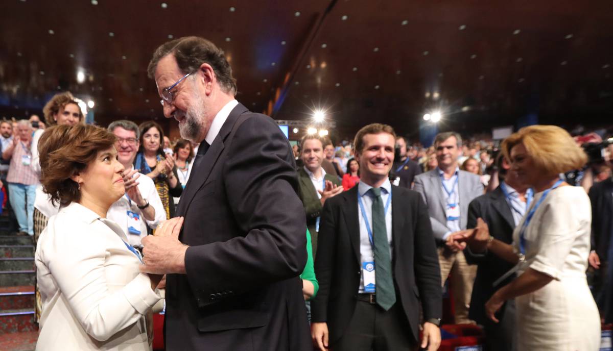 Rajoy saluda a Santamaría en presencia de Casado y Cospedal.
