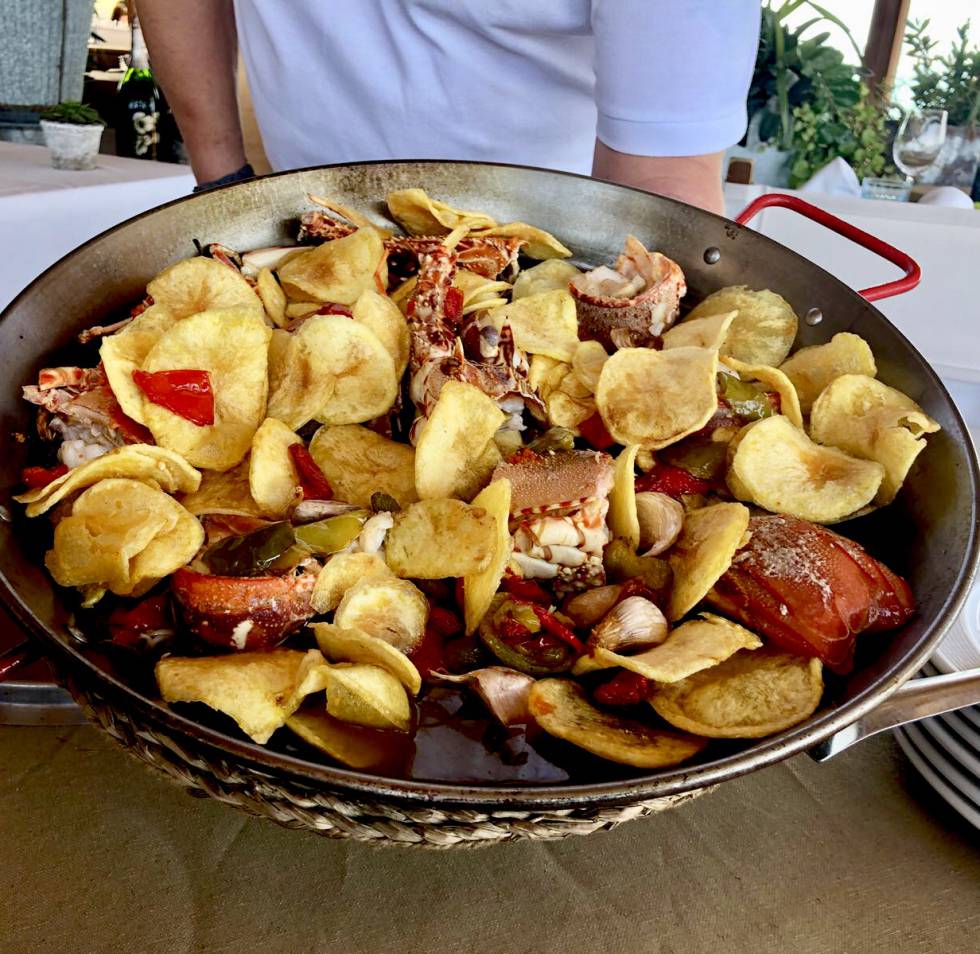 PAELLA CON LA LANGOSTA, PATATAS, PIMIENTOS Y AJOS FRITOS CAPEL