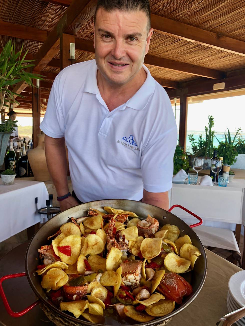 PRESENTANDO EL PLATO EN LA MESA CAPEL