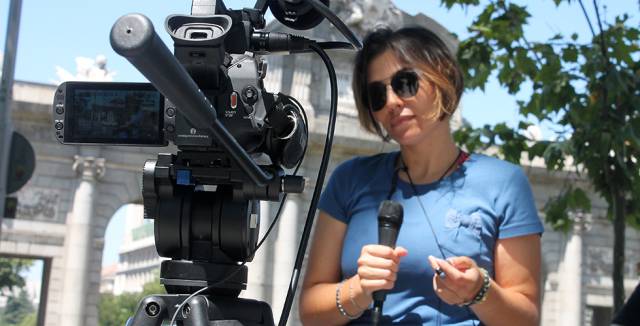 Una mujer responde a un cuestionario en Madrid.