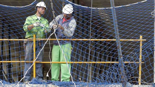 Dos trabajadores de la construcción.