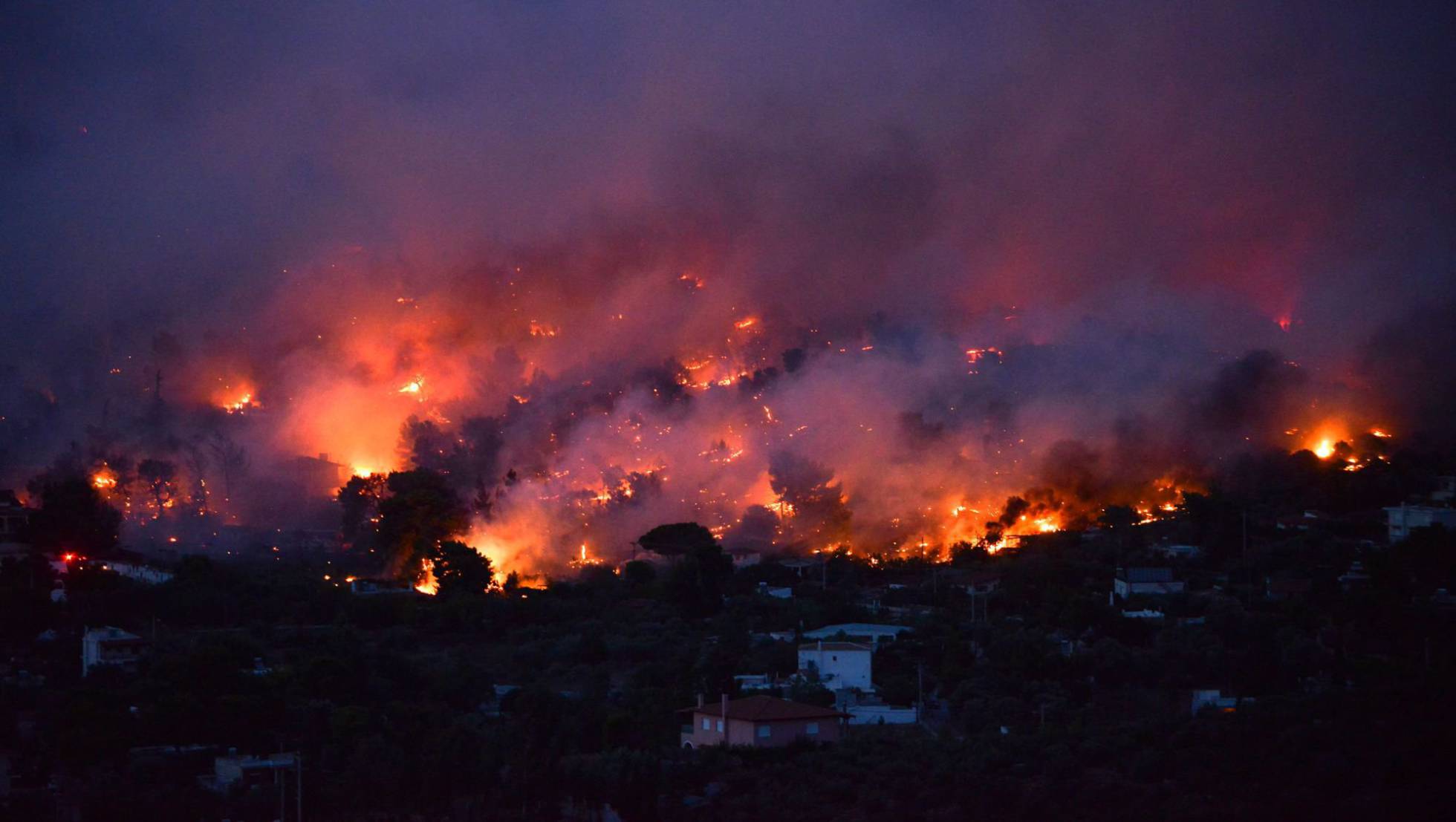 Los incendios que rodean Atenas, en imágenes