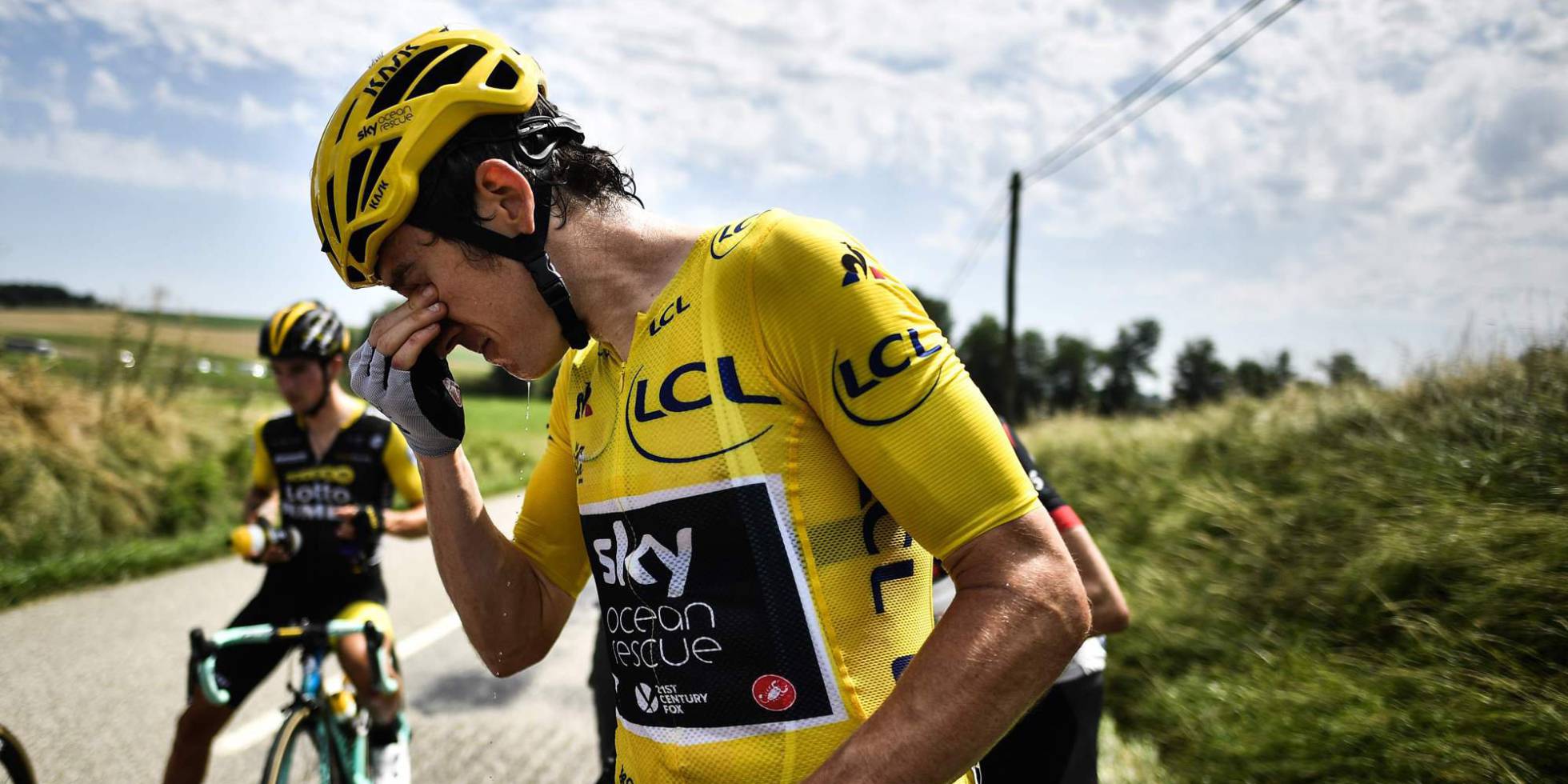 El lanzamiento de gases lacrimógenos en el Tour de Francia, en imágenes
