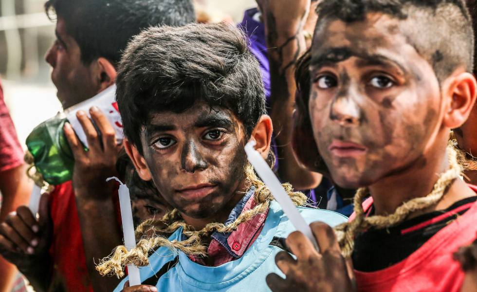 Un grupo de niños palestinos se manifiesta con velas en Beit Hanun, al norte de la Franja de Gaza, contra el bloqueo de Israel sobre el enclave.