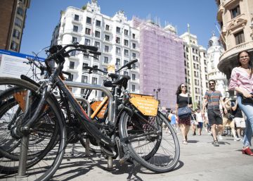 Los ciclistas que circulen por Madrid podrán girar a la derecha con el semáforo en rojo