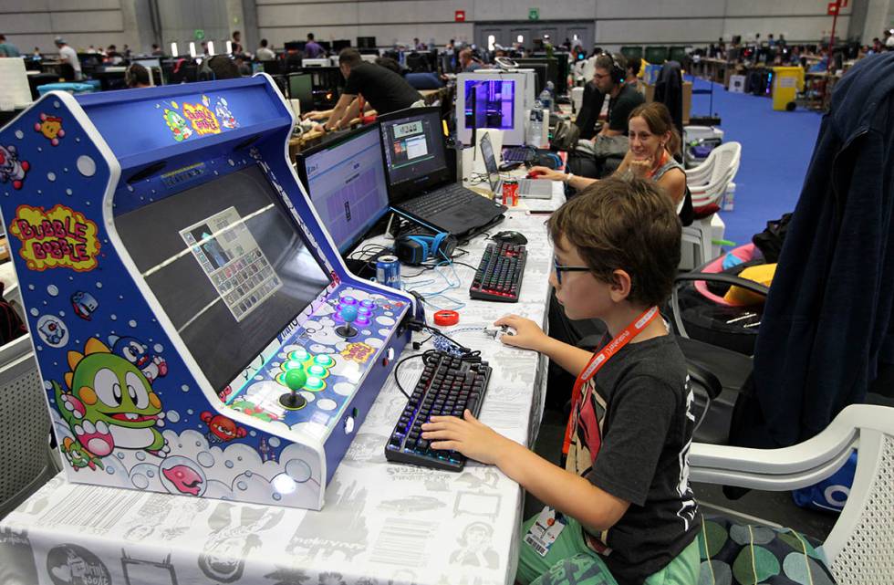Un niño participa en la fiesta de ordenadores de la Euskal Encounter.