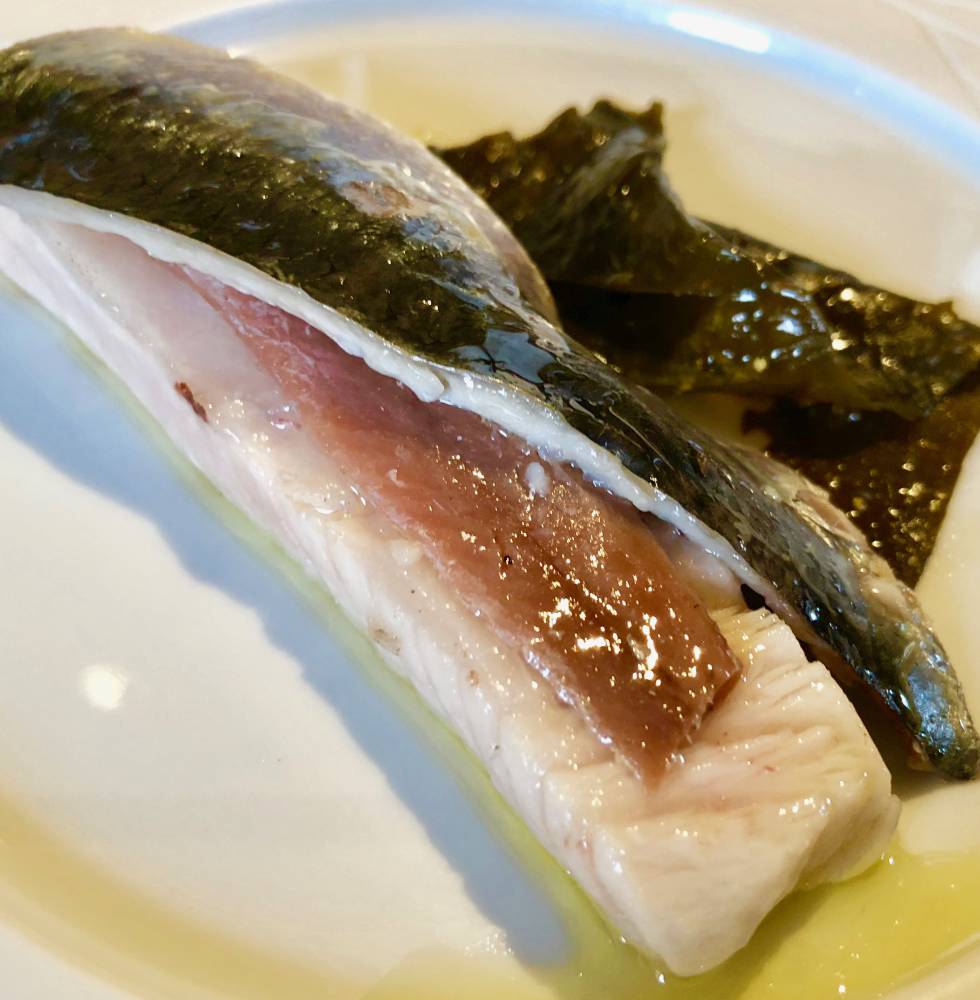 VENTRESCA DE BONITO A LA BRASA CON,ANCHOA Y PIEL DE SARDINA CAPEL