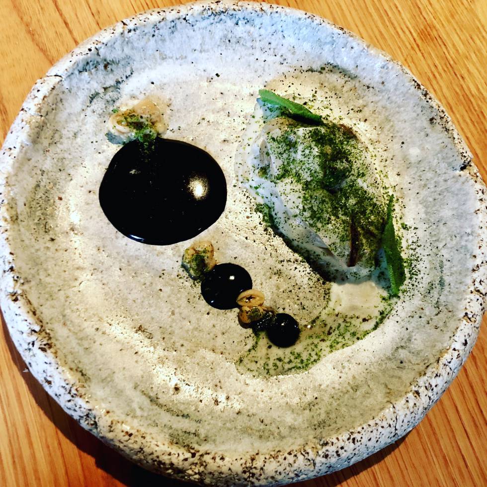 CALAMAR CON SETAS ENOKI Y TINTA DE TIERRA CAPEL
