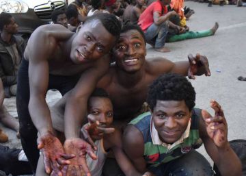 More than 700 migrants make violent border crossing into Ceuta