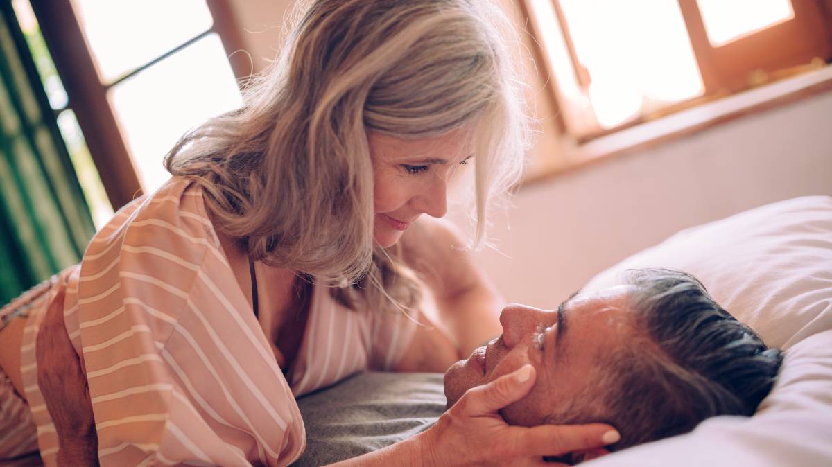 Una pareja en la cama.