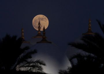 O eclipse lunar com ‘lua de sangue’, em imagens