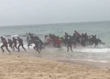Así fue el desembarco de unas 50 personas llegadas en patera a una playa de Tarifa