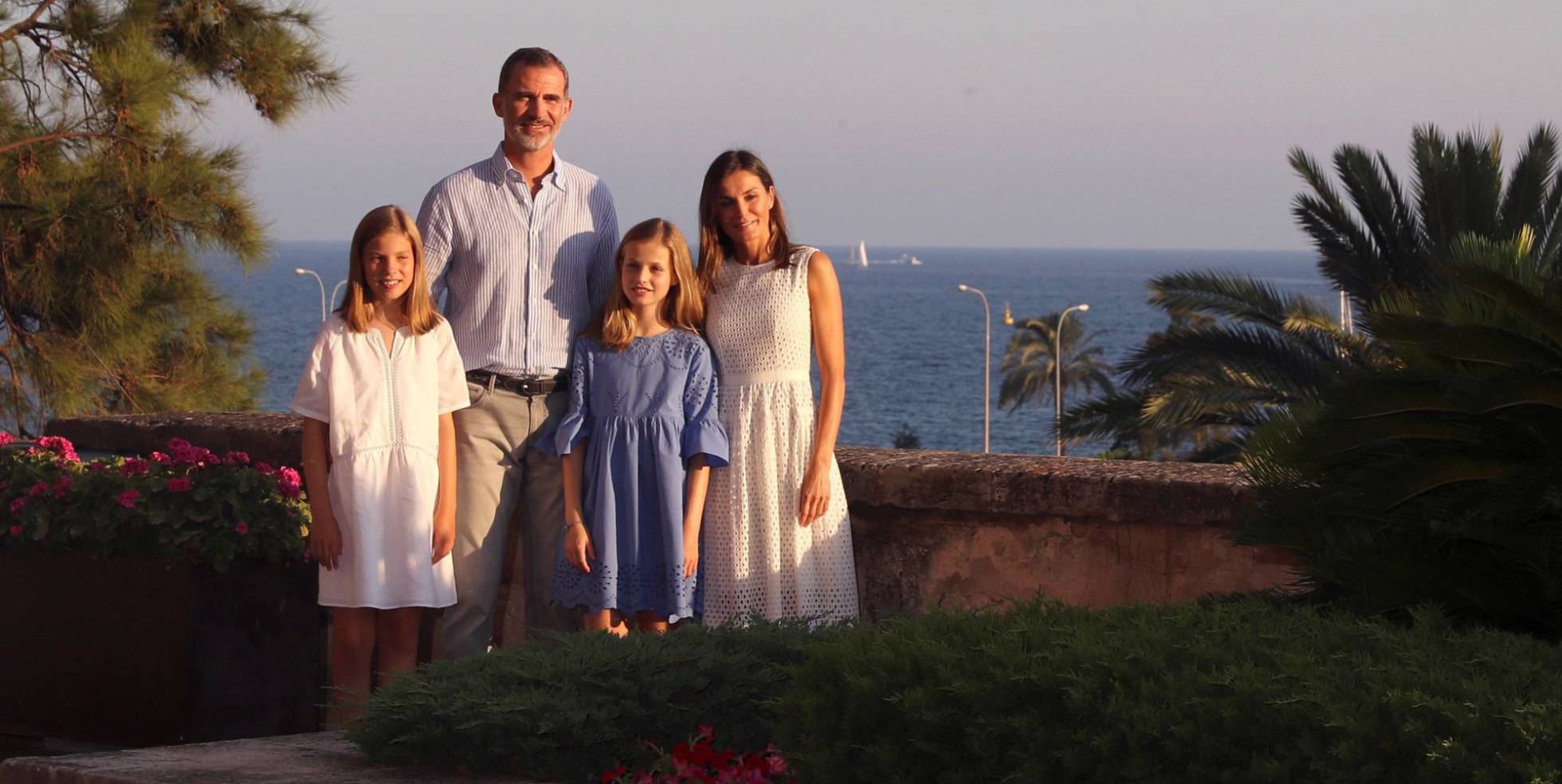 GRAF9122. PALMA DE MALLORCA, 29072018.- Los Reyes Felipe y Letizia y sus hijas, la princesa Leonor (2d) y la infanta Sofía, posan esta tarde en el Palacio de la Almudaina de Palma, en la tradicional sesión fotográfica en el inicio de sus vacaciones en la isla. EFE Ballesteros