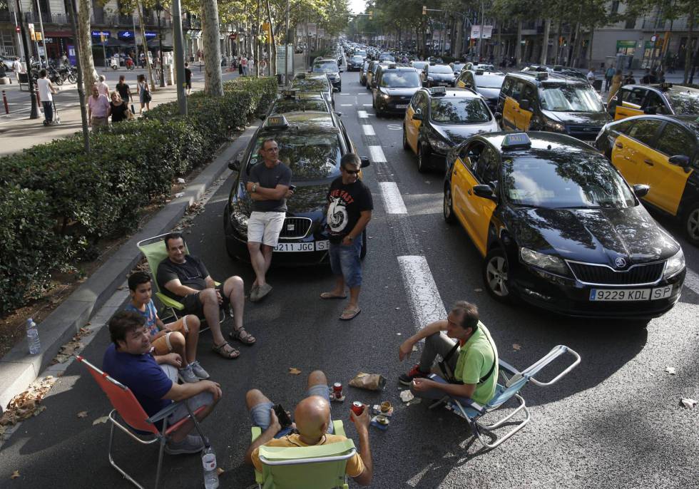 Hundreds of taxis block Gran Vía in Barcelona.