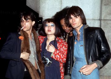 Anya Phillips junto a Johnny Thunders (i), Buddy Bowser and Dee Dee Ramone (d), en Nueva York en 1975.