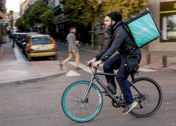 Una juez de Valencia falla que 97 repartidores de Deliveroo son falsos autónomos