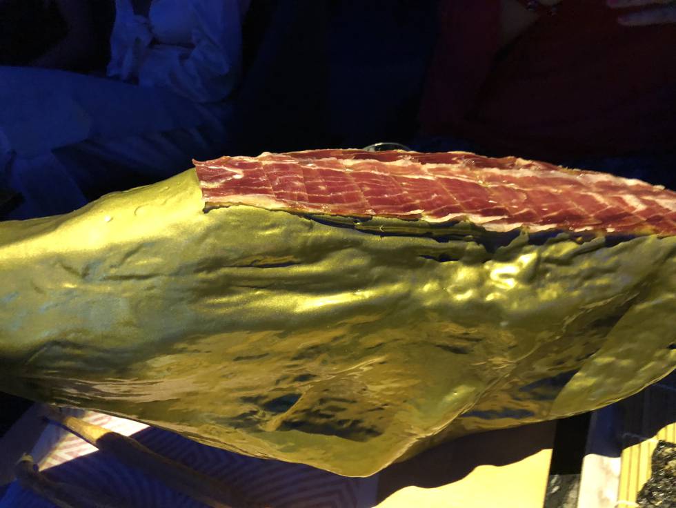 PATA DE JAMÓN 5J, EN EL COMEDOR CAPEL