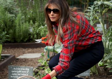 En el huerto con una blusa de 1.100 euros: esta vieja foto de Melania Trump arrasa hoy en redes sociales