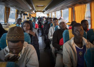 Traslado de los migrantes de Los Cortijillos en Los Barrios al CATE de Crinavis
