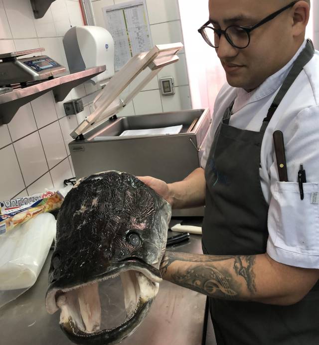Gustavo Montestruque, jefe de cocina de La Mar, con un paiche de 70 kilos