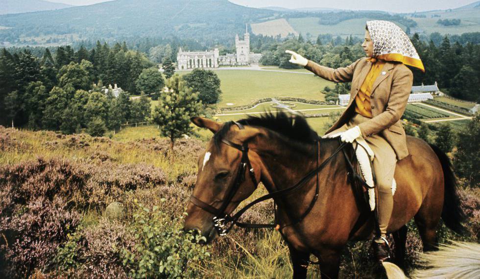 FOTOGALERÍA | Las familias reales se van de vacaciones La reina Isabel mirando hacia el Castillo de Balmoral, Escocia, en septiembre de 1971.
